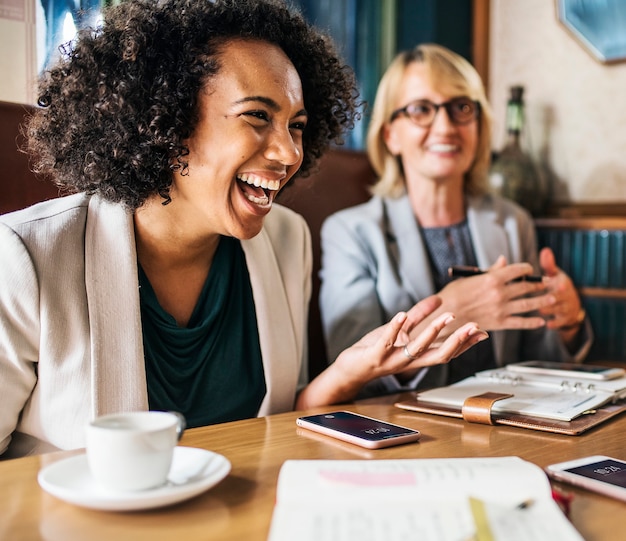 Free photo businesswomen discussing and having fun