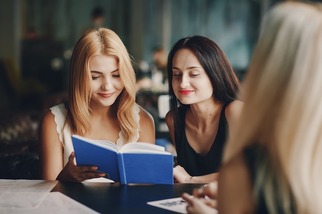 Free photo businesswomen in restaurant