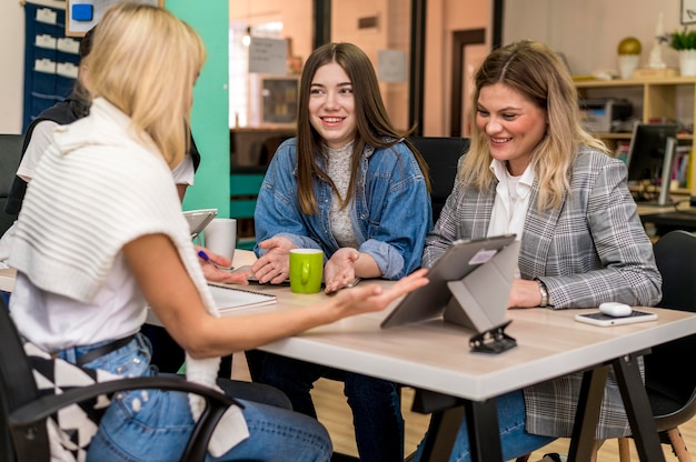 Free photo businesswomen talking about a work project