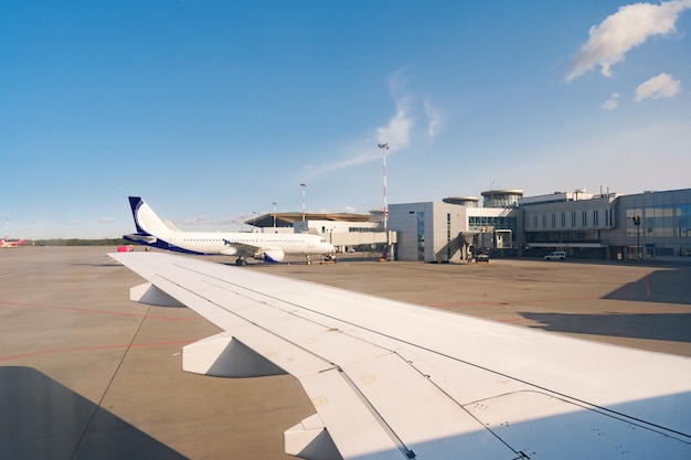 Free photo busy airport view with airplanes against clear sky