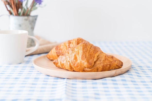 Free photo butter croissant on table