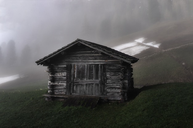 Free photo cabin on grass field