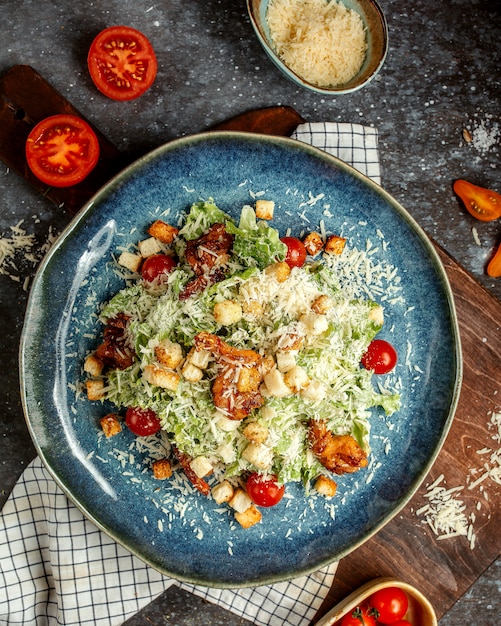 Caesar salad with fried chicken and crackers