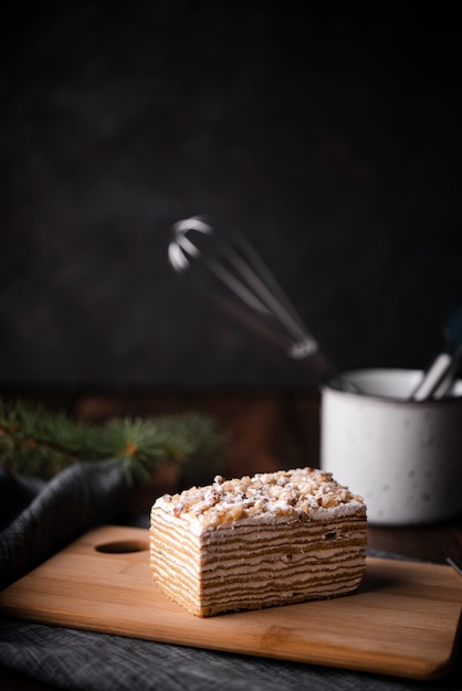 Free Photo cake on chopping board with kitchen utensils