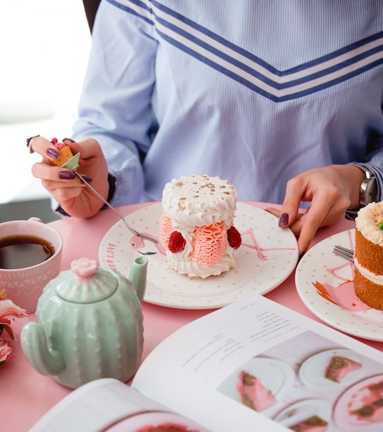 Free photo cake decorated with whipped cream and berries