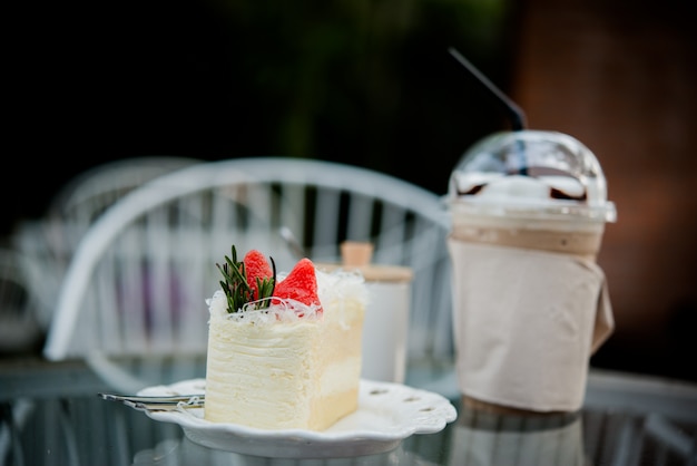 Free photo cake with ice coffee on table in coffee shop