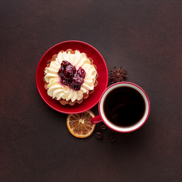 Free Photo cake with whipped cream in flat lay