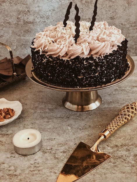 Free photo cake with whipped cream topping and chocolate