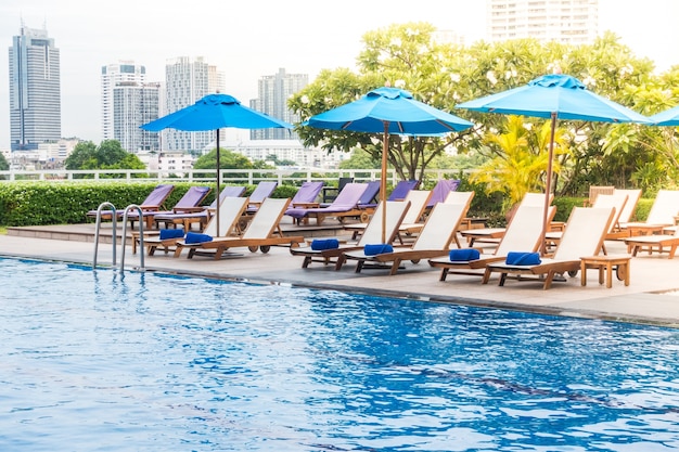 Free photo calm pool with deck chairs