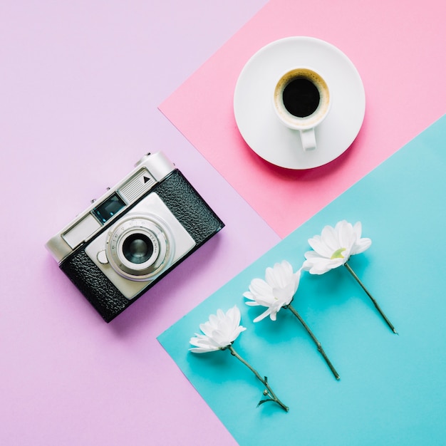 Free photo camera, coffee and flowers