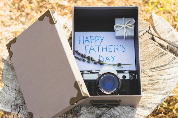 Free Photo camera and gift box in case for father's day