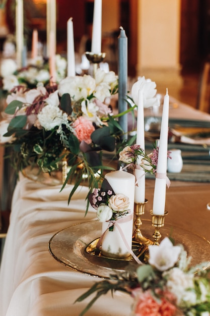 Free photo candles and bouquets on the decorated table