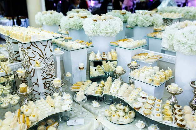 Free Photo candy bar served and made in white and beige tones 