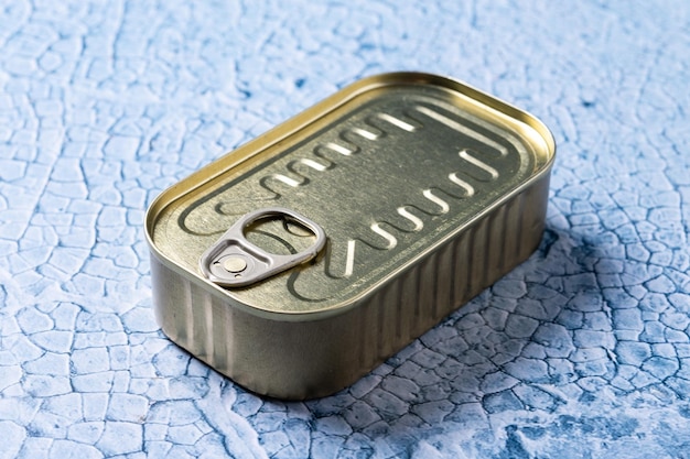 Free photo canned food in metal can on blue background