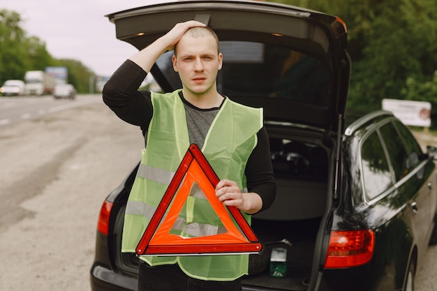 Free photo car with problems and a red triangle to warn other road users