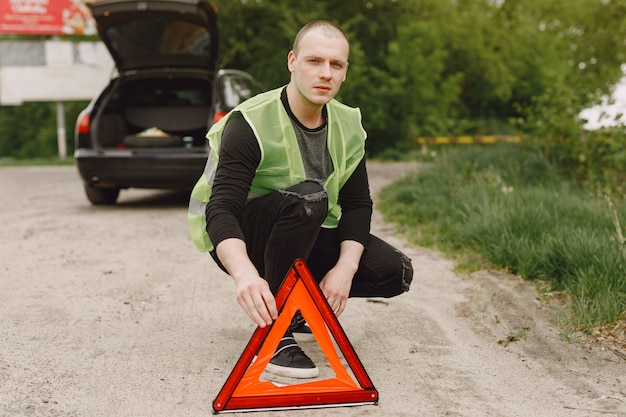 Free photo car with problems and a red triangle to warn other road users