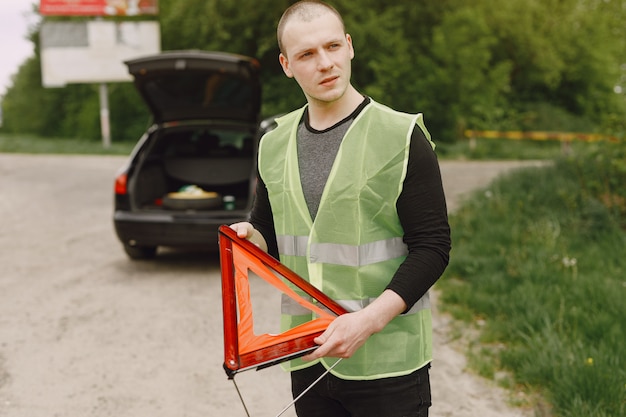 Free photo car with problems and a red triangle to warn other road users