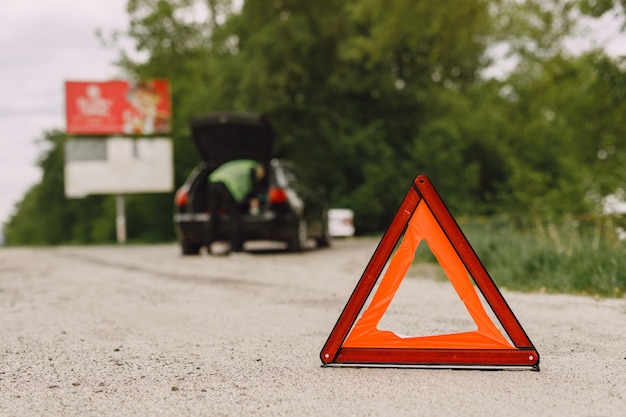 Free photo car with problems and a red triangle to warn other road users