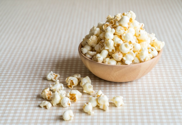 Free photo caramel popcorn on table