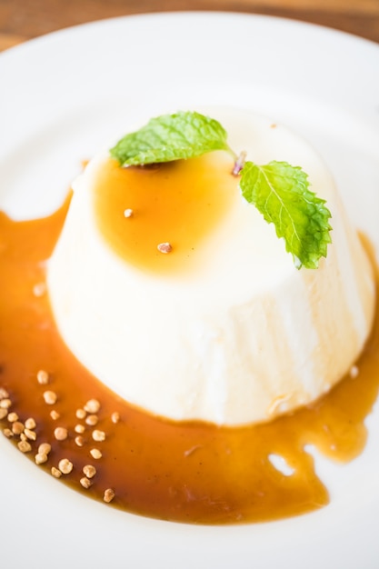 Free photo caramel pudding and panna cotta dessert