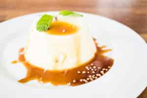 Free photo caramel pudding and panna cotta dessert