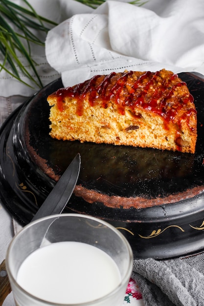 Free photo caramel syrup cake with nuts and raisins