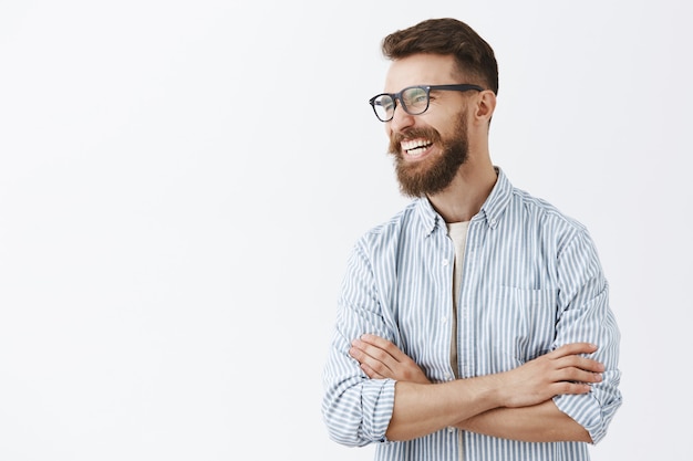 Free photo carefree handsome laughing man in glasses smiling happy