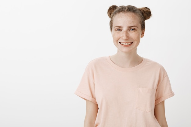 Free photo carefree teenage girl posing against the white wall