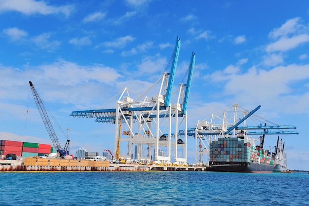 Free photo cargo ship at miami harbor