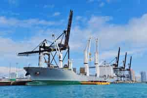 Free photo cargo ship at miami harbor