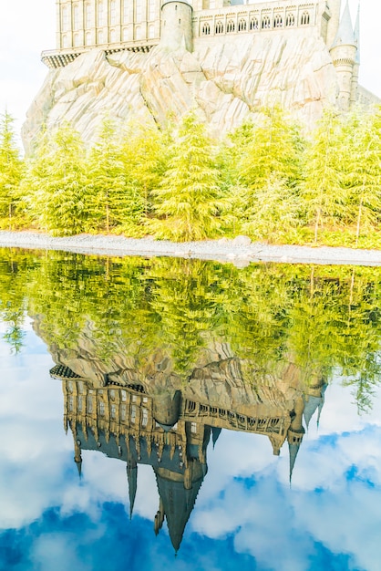 Free photo castle reflection on lake