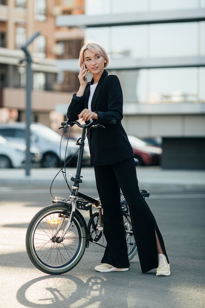 Free Photo casual blonde woman talking on the phone