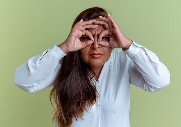 Free Photo casual caucasian middle-aged woman showing look gesture 