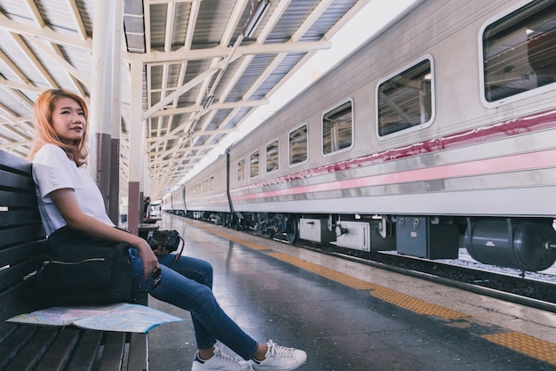 Free photo casual young woman on railroad station