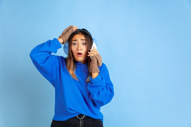 Free Photo caucasian woman's portrait on blue studio