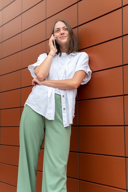 Free Photo caucasian woman talking with someone on her smartphone