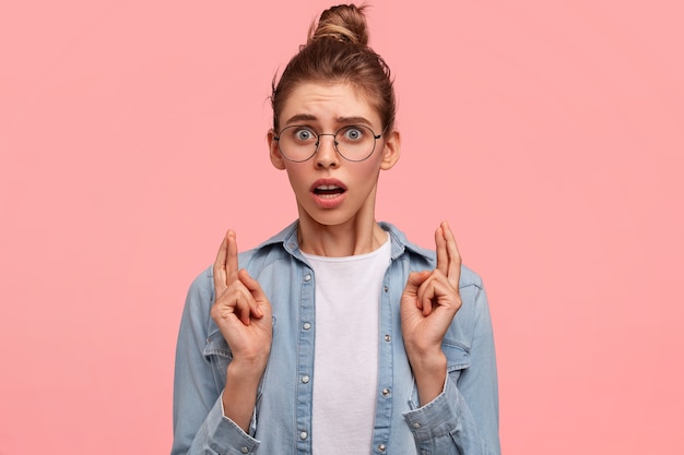 Free photo caucasian woman wearing denim shirt