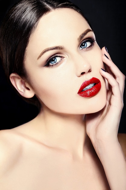 Free photo caucasian young woman model with bright makeup, perfect clean skin and colorful red lips