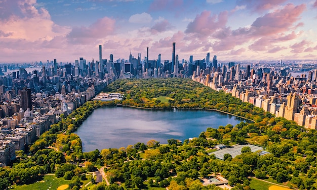 Free photo central park in manhattan, new york, a huge beautiful park surrounded by skyscraper with a pond