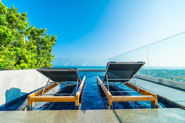 Free Photo chair and bed around swimming pool in hotel