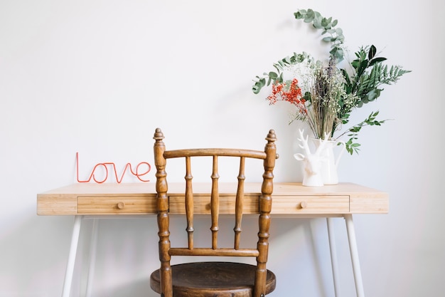 Free Photo chair in front of decorative table