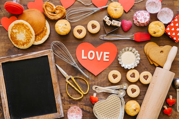 Free photo chalkboard and heart near pastry