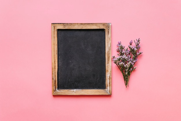 Free photo chalkboard and small flower