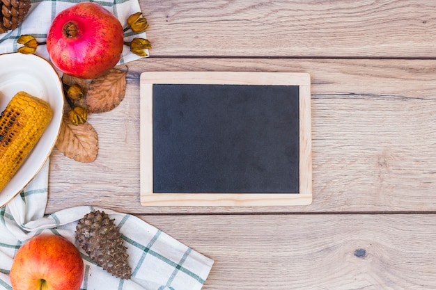 Free photo chalkboard with grilled corns on table