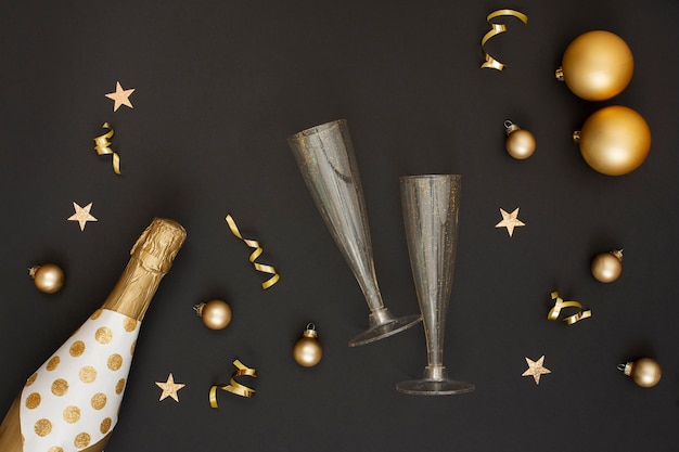 Free photo champagne bottle and decoration with glasses