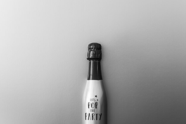 Free photo champagne bottle on grey background