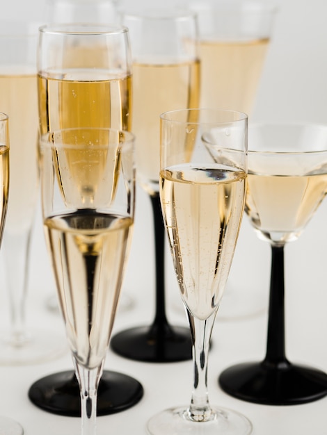 Free photo champagne glasses with bubbles