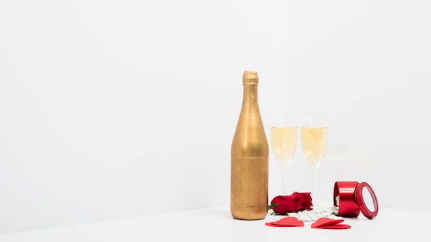 Free photo champagne glasses with red paper hearts