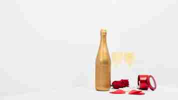 Free photo champagne glasses with red paper hearts