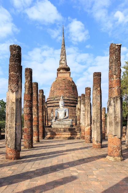 Free photo chapel and buddha statue in wat sa si shukhothai historical park thailand